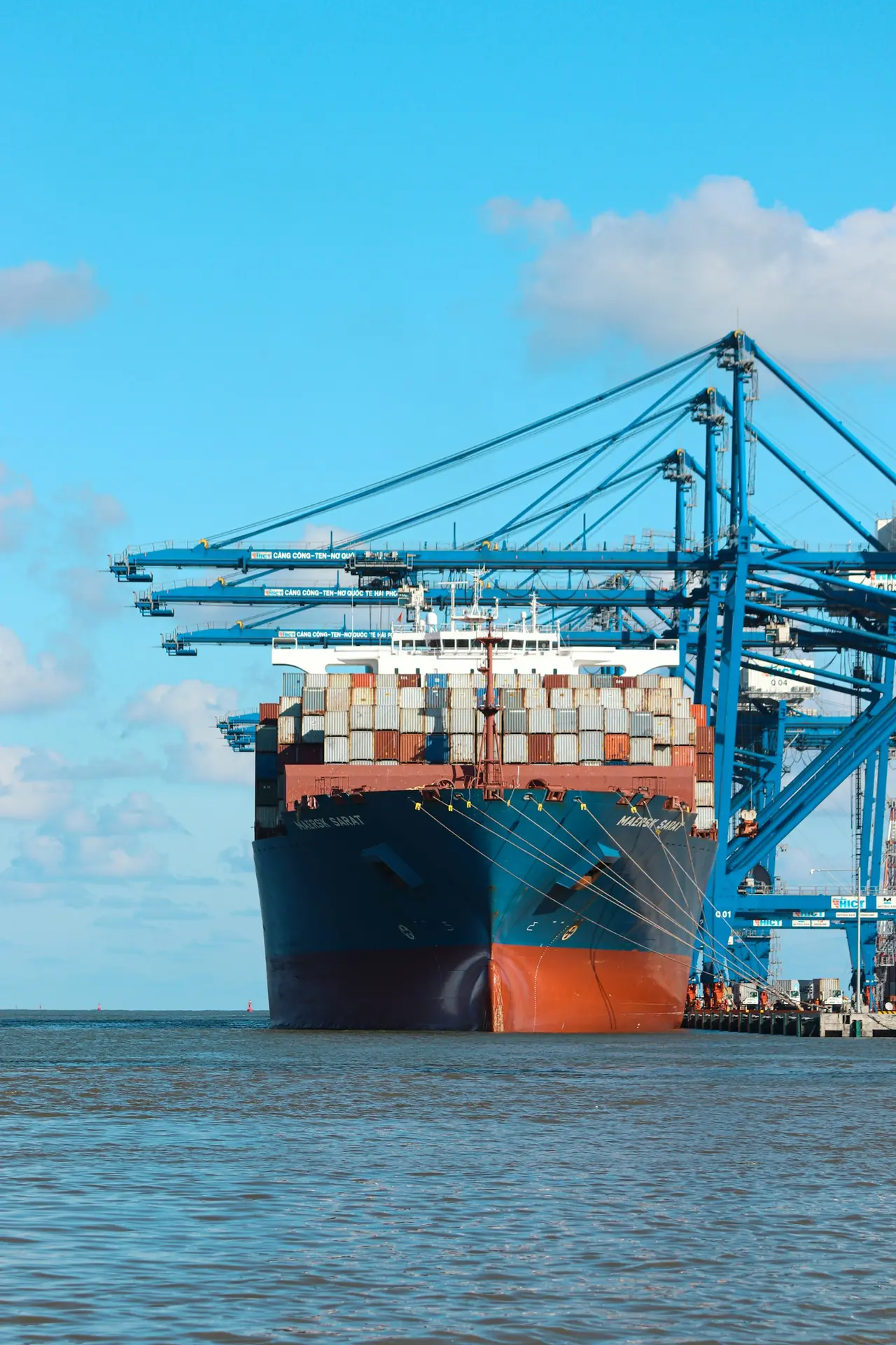Container vessel alongside a berth under gantry cranes